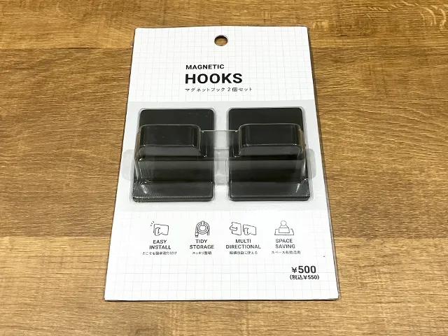 『マグネットフック2個セット』を机に置いた場面（撮影：grapeライフハック編集部）