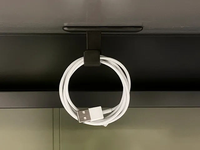 『マグネットフック2個セット』をデスクの裏に貼った場面（撮影：grapeライフハック編集部）