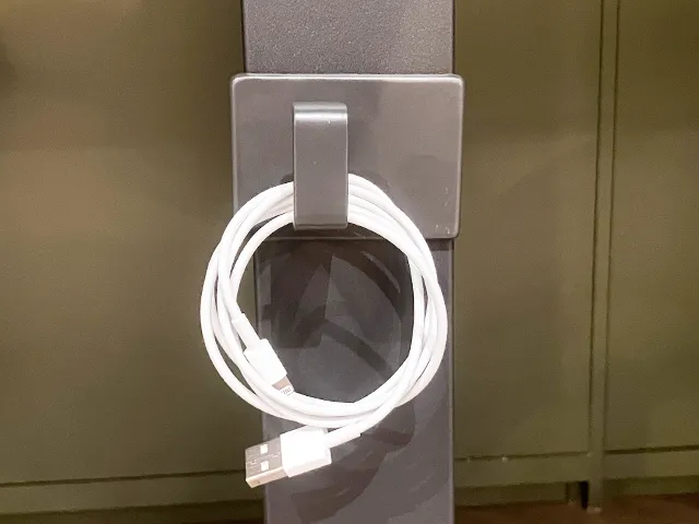 『マグネットフック2個セット』をデスクの脚に貼った場面（撮影：grapeライフハック編集部）