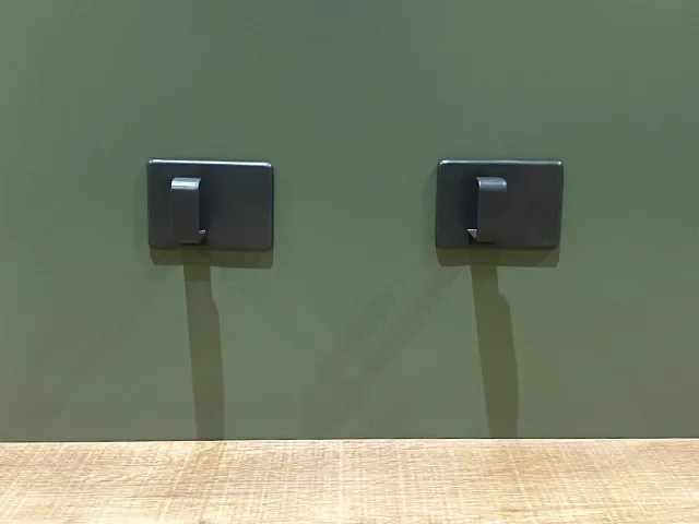 『マグネットフック2個セット』を壁に貼った場面（撮影：grapeライフハック編集部）