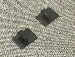 『マグネットフック2個セット』を机に置いた場面（撮影：grapeライフハック編集部）