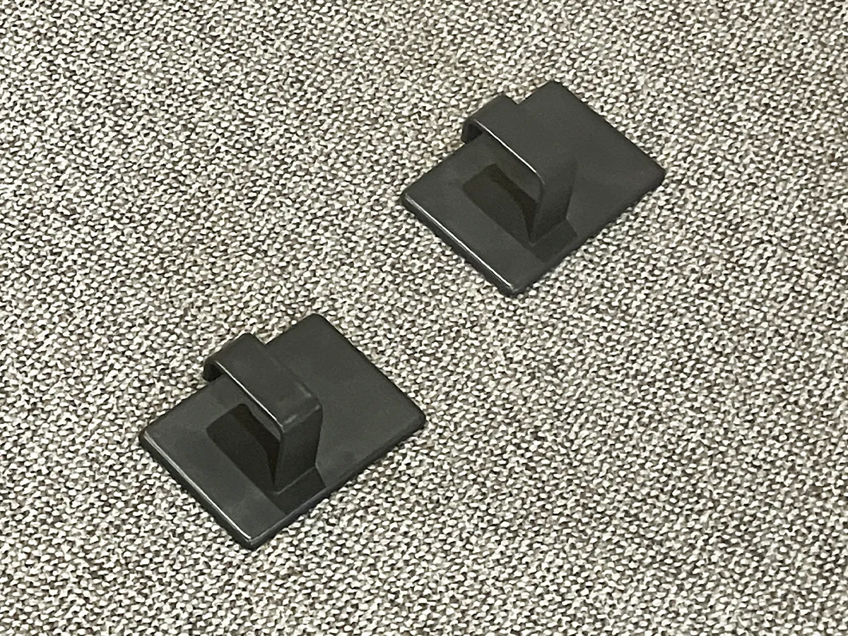 『マグネットフック2個セット』を机に置いた場面（撮影：grapeライフハック編集部）