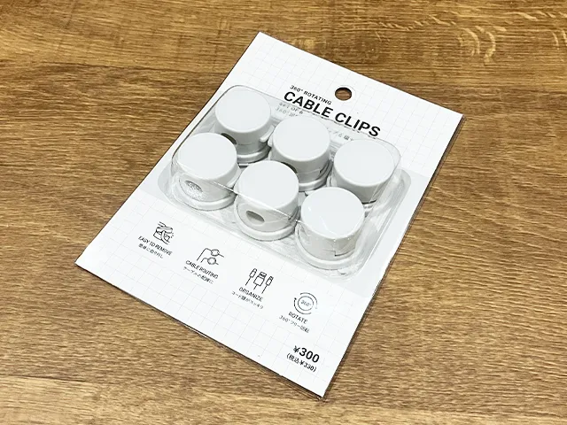 『『360°回転ケーブルクリップ6個セット』を机に置いた場面（撮影：grapeライフハック編集部）