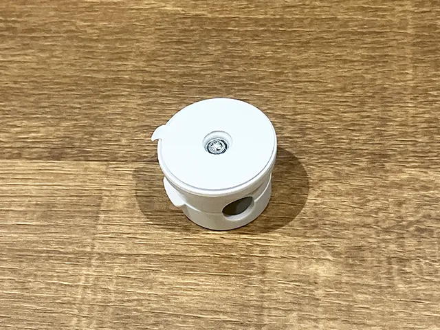 『『360°回転ケーブルクリップ』を裏返して机に置いた場面（撮影：grapeライフハック編集部）