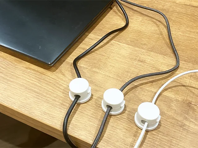 『『360°回転ケーブルクリップ』によってデスクの上がまとまっている場面（撮影：grapeライフハック編集部）