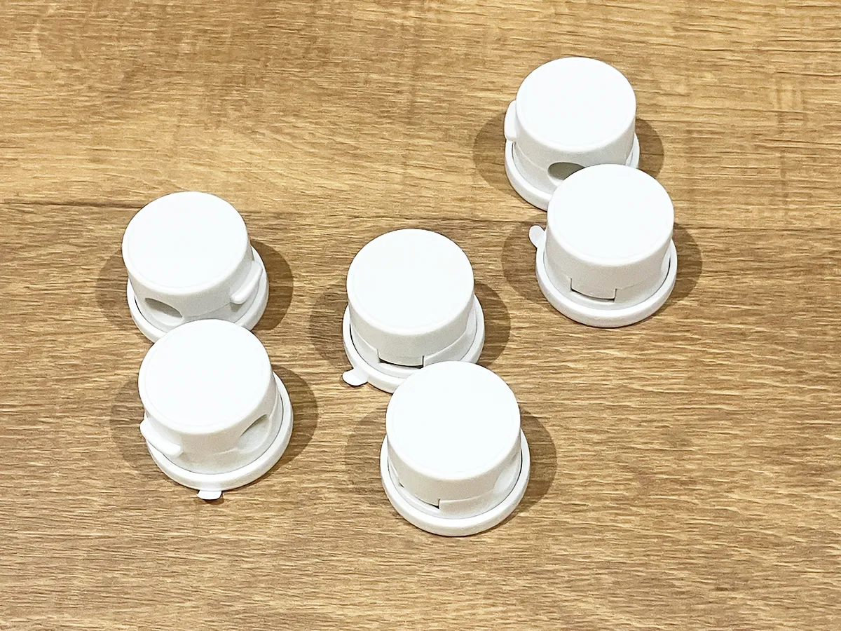 『『360°回転ケーブルクリップ6個セット』を机に置いた場面（撮影：grapeライフハック編集部）