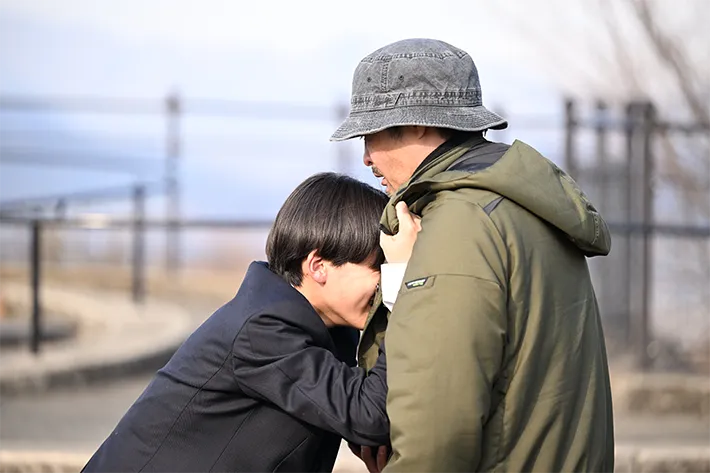 『夫に間違いありません』に出演する安田 顕さんと山﨑真斗さんが写る場面写真