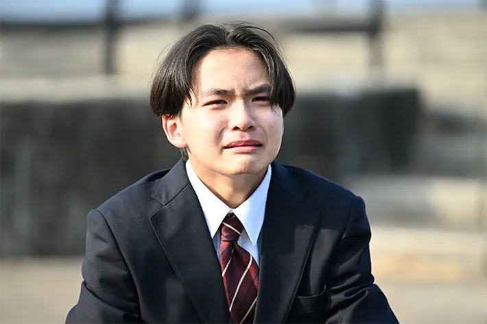 『夫に間違いありません』に出演する山﨑真斗さんが写る場面写真