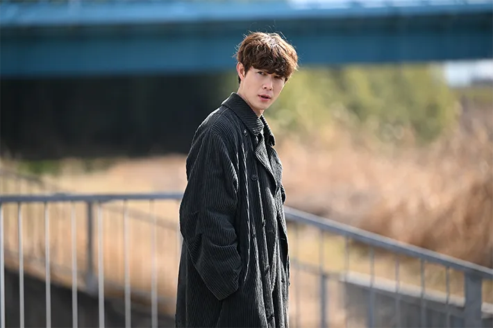 『夫に間違いありません』に出演する宮沢氷魚さんが写る場面写真