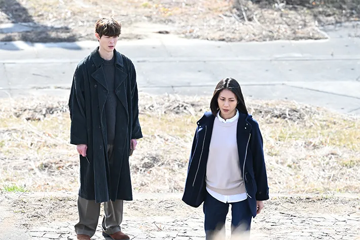 『夫に間違いありません』に出演する松下奈緒さんと宮沢氷魚さんが写る場面写真