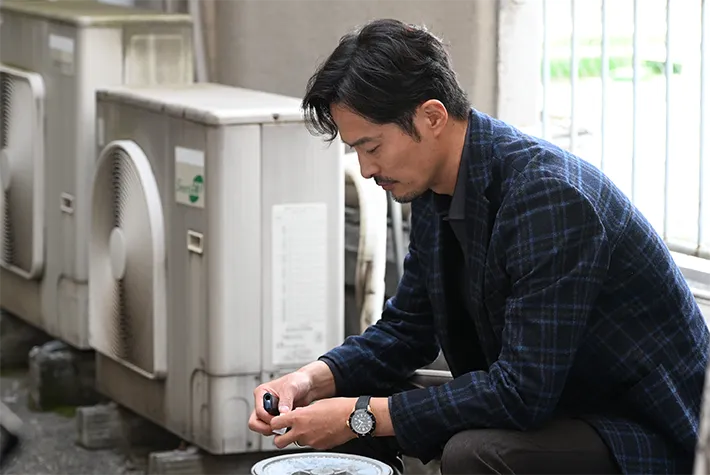 『夫に間違いありません』に出演する前川泰之さんが写る場面写真