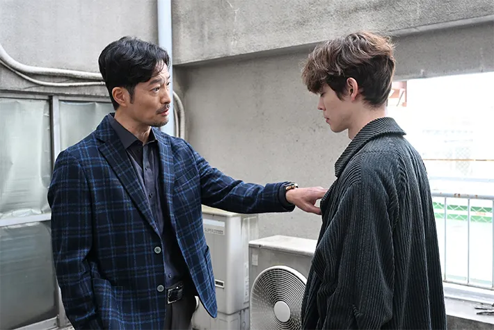 『夫に間違いありません』に出演する前川泰之さんと宮沢氷魚さんが写る場面写真