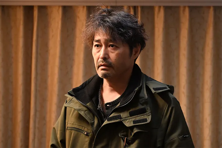 『夫に間違いありません』に出演する安田 顕さんが写る場面写真