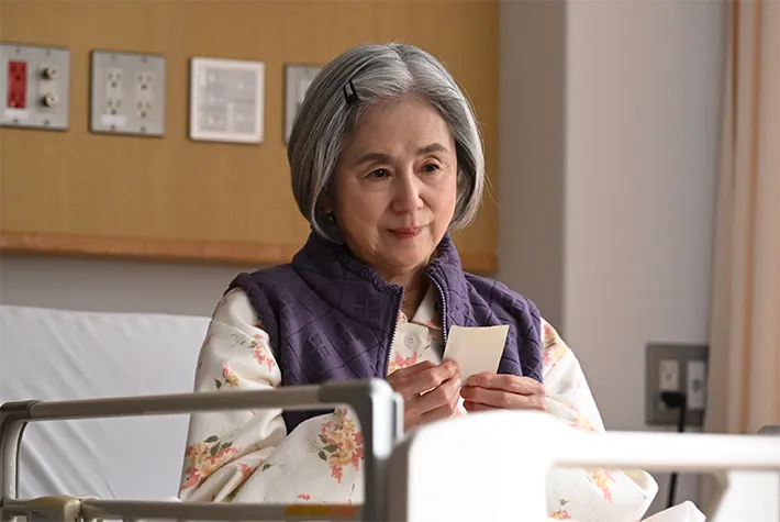 『夫に間違いありません』に出演する朝加真由美さんが写る場面写真