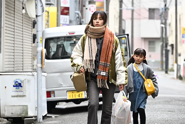 『夫に間違いありません』に出演する桜井ユキさんと磯村アメリさんが写る場面写真