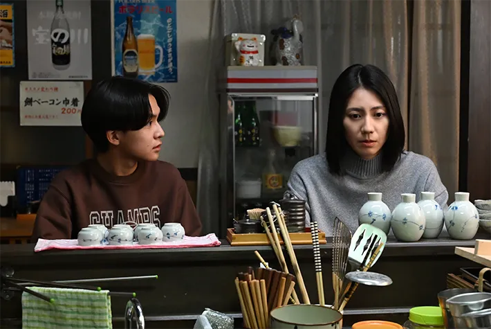 『夫に間違いありません』に出演する松下奈緒さんと山﨑真斗さんが写る場面写真