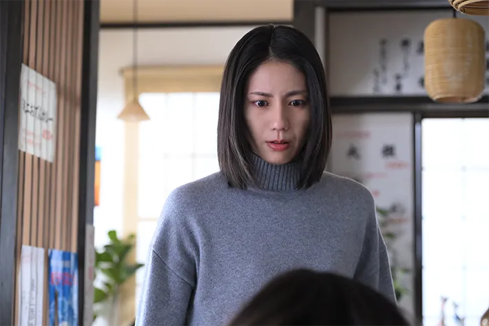 『夫に間違いありません』に出演する松下奈緒さんが写る場面写真