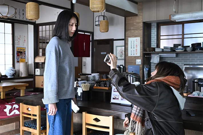 『夫に間違いありません』に出演する松下奈緒さんが写る場面写真