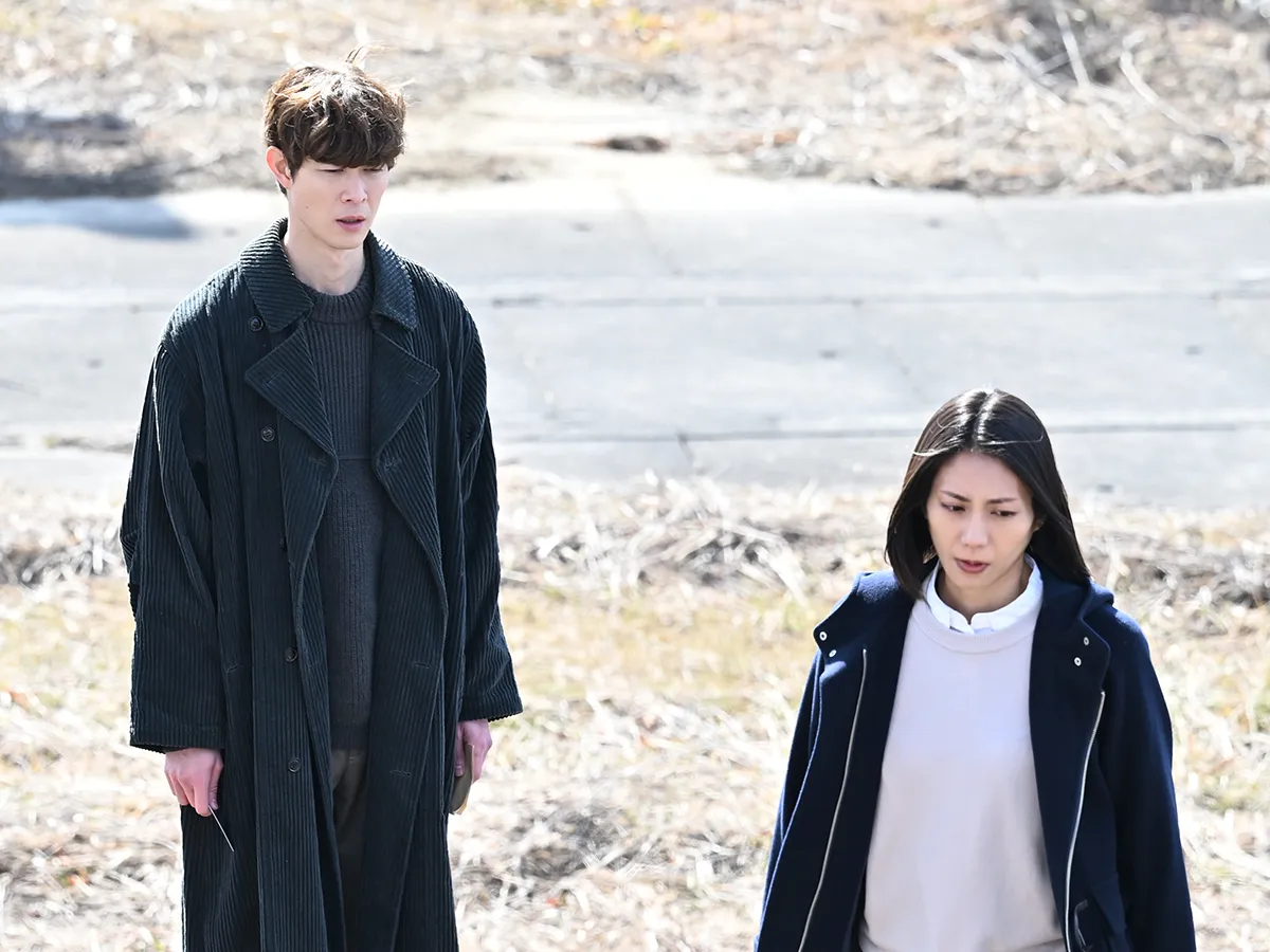 『夫に間違いありません』に出演する松下奈緒さんと宮沢氷魚さんが写る場面写真