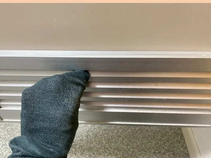 サッシを靴下で掃除する写真（撮影：grapeライフハック編集部）
