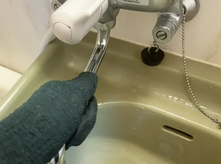 水道を靴下で掃除する写真（撮影：grapeライフハック編集部）