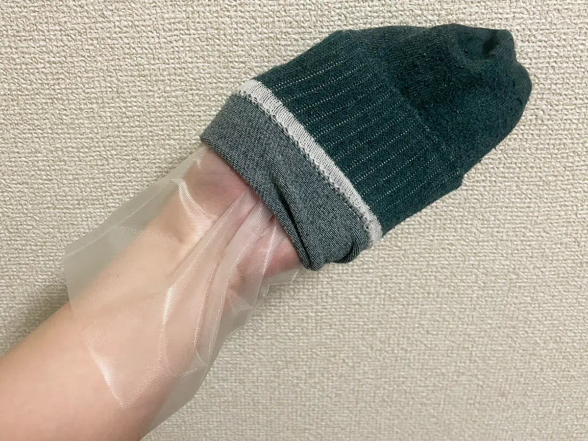 ビニール手袋に靴下を被せた写真(撮影:grapeライフハック編集部)