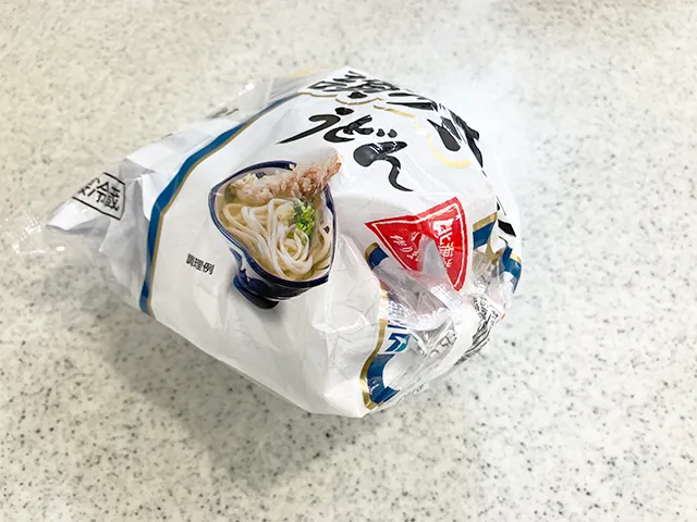 うどんの袋を結んだ面（撮影：grapeライフハック編集部）