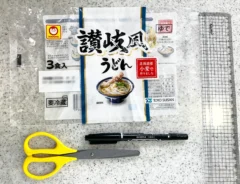 うどんの袋、ペン、ハサミ、定規をキッチンに置いた場面（撮影：grapeライフハック編集部）