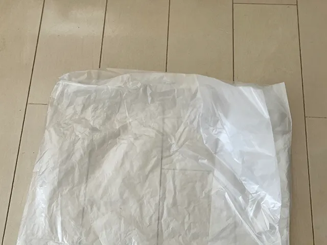 ゴミ袋を折った場面（撮影：grapeライフハック編集部）