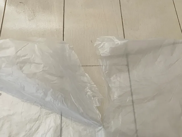 ゴミ袋を切った場面（撮影：grapeライフハック編集部）