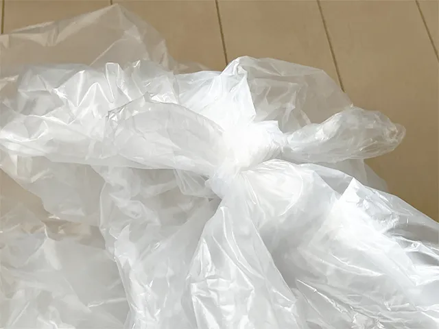 ゴミ袋を結んだ場面（撮影：grapeライフハック編集部）