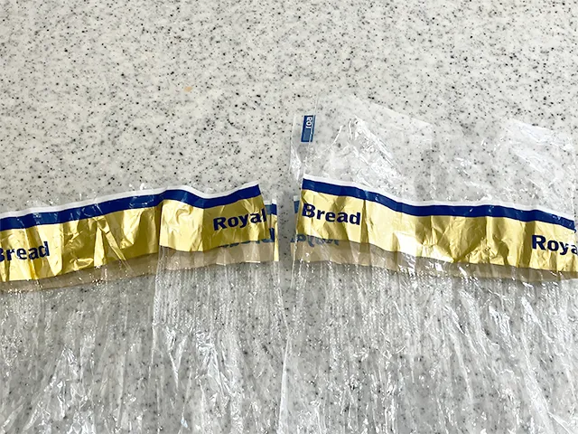 パンの空き袋を切った場面（撮影：grapeライフハック編集部）