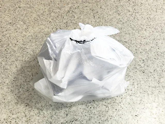 ゴミ袋を結んだ場面（撮影：grapeライフハック編集部）
