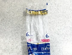 パンの空き袋をカウンターに置いた場面（撮影：grapeライフハック編集部）