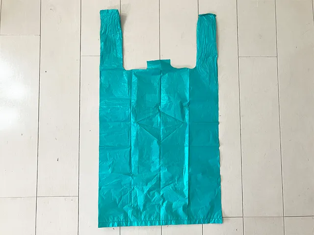 レジ袋を床に置いた場面（撮影：grapeライフハック編集部）