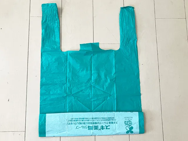 レジ袋の底を折った場面（撮影：grapeライフハック編集部）