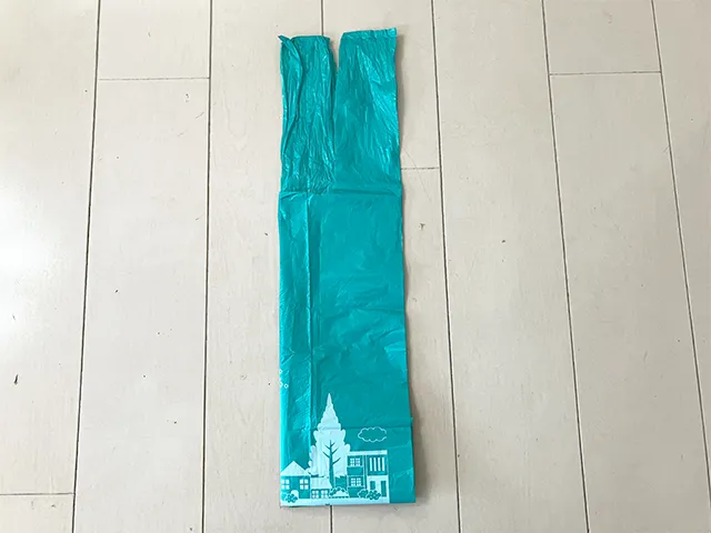 レジ袋を縦に折った場面（撮影：grapeライフハック編集部）