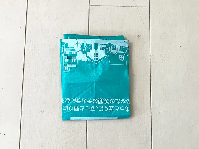 レジ袋の取っ手を内側に入れた場面（撮影：grapeライフハック編集部）