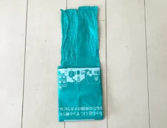レジ袋を横に1回折った場面（撮影：grapeライフハック編集部）