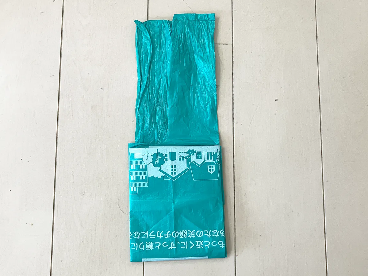 レジ袋を横に1回折った場面(撮影:grapeライフハック編集部)