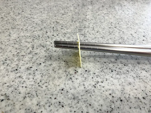 バッグクロージャーを箸置きにした場面（撮影：grapeライフハック編集部）