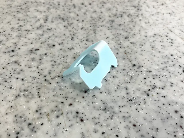 バッグクロージャーを2つに折って立てた場面（撮影：grapeライフハック編集部）