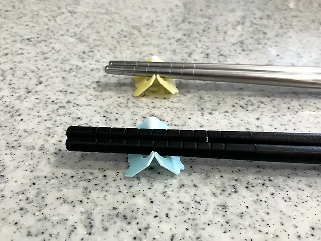 バッグクロージャーを箸と菜箸置きにした場面（撮影：grapeライフハック編集部）