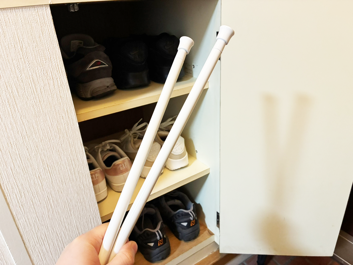 つっぱり棒を使った靴棚の収納写真（撮影：grapeライフハック編集部）