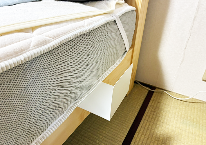 ブックエンドの寝室収納活用写真（撮影：grapeライフハック編集部）