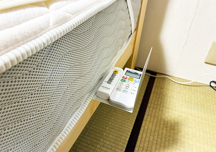 ブックエンドの寝室収納活用写真（撮影：grapeライフハック編集部）