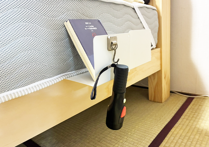 ブックエンドの寝室収納活用写真（撮影：grapeライフハック編集部）