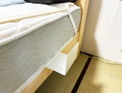 ブックエンドの寝室収納活用写真（撮影：grapeライフハック編集部）