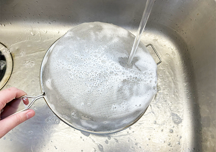 ザルを洗う写真（撮影：grapeライフハック編集部）