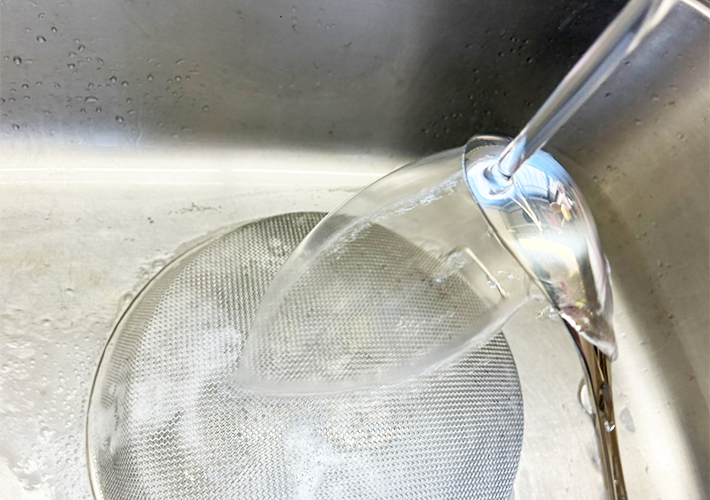 ザルを洗う写真（撮影：grapeライフハック編集部）